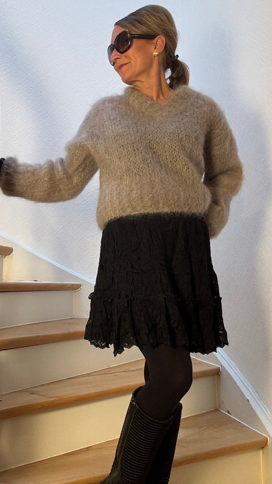 Lace Charm Mini Rock von Choklate Paris aus schwarzer Spitze mit Volant, Mid-Waist, elastischem Bund & blickdichtem Unterrock, Länge je nach Größe 42–48 cm.