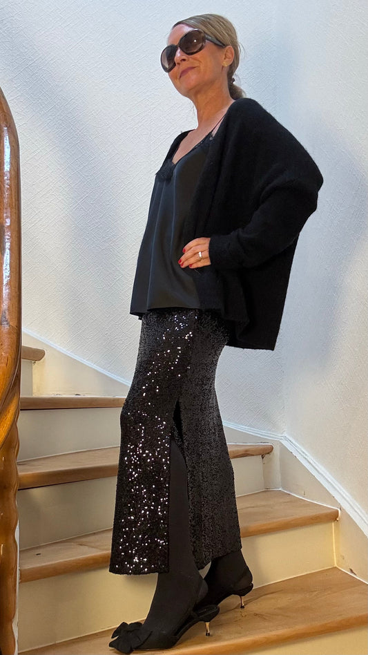 Midnight Glow Paillettenrock in Schwarz, Länge 83 cm, mit seitlichem Schlitz & elastischem Bund, weich gefüttert, glitzerndes Finish.