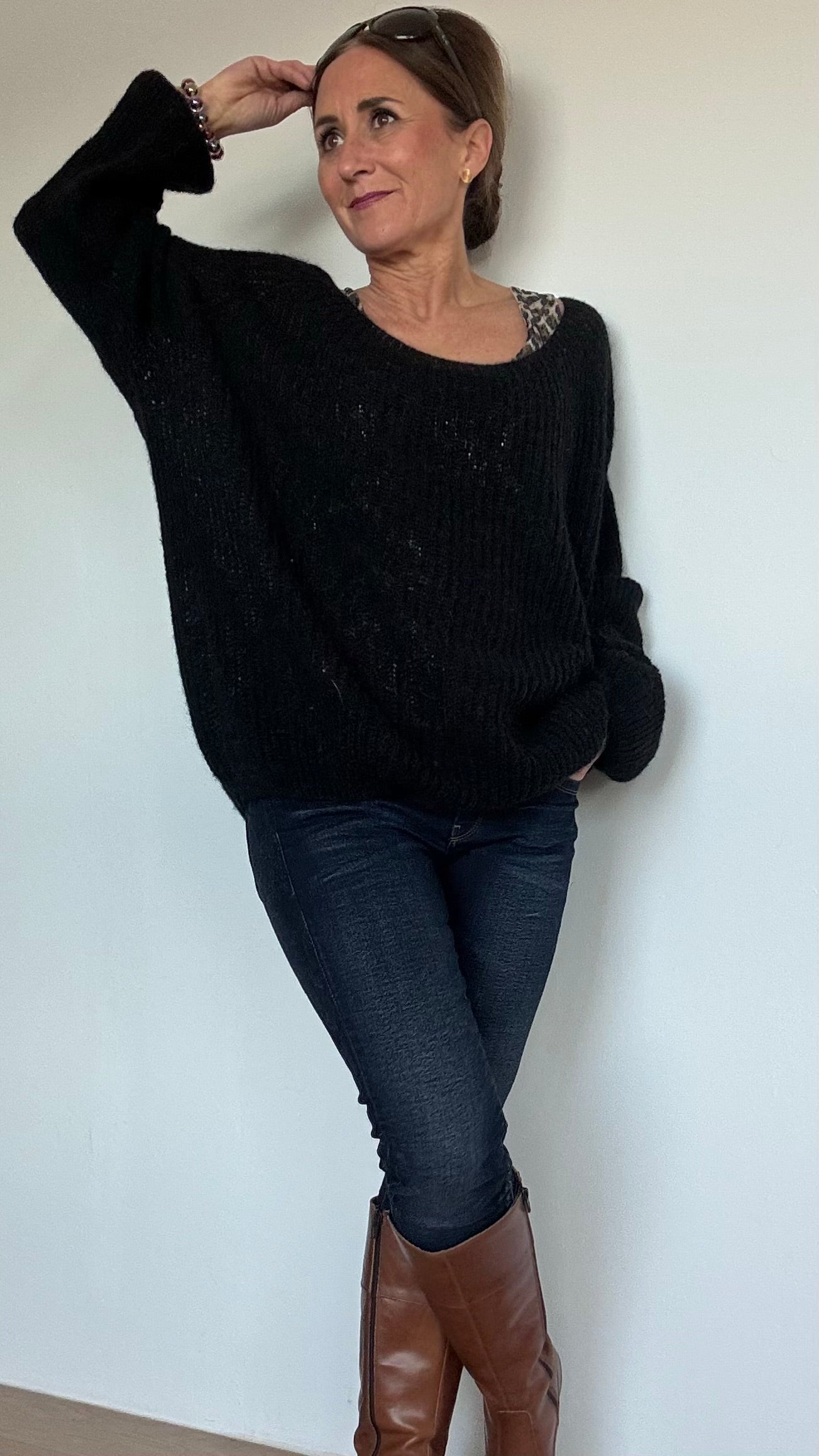 Schwarzer Oversize-Pullover aus superfeinem Alpaka, gestrickt im Patentmuster. Der Pullover hat einen weiten U-Boot-Ausschnitt, überschnittene Schultern und eine Länge von 63 cm. Die großzügige Passform (Achsel zu Achsel: 78 cm) passt von Größe 34 bis 42. Dank des federleichten, hauchzarten Materials ist er ideal für alle Jahreszeiten. Perfekt für Layering-Looks: Kombiniert mit einem Top, das leicht hervorblitzt, oder leger über Jeans getragen. Zeitloses Schwarz für vielseitige, stilvolle Outfits. 