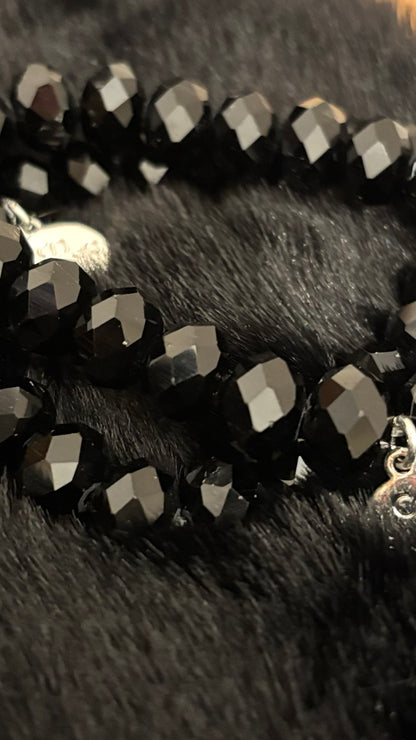 Armband mit ca. 22 facettierten Schwarzglasperlen (8 mm) auf elastischem Band. Glänzender Facettenschliff für elegante, funkelnde Looks.