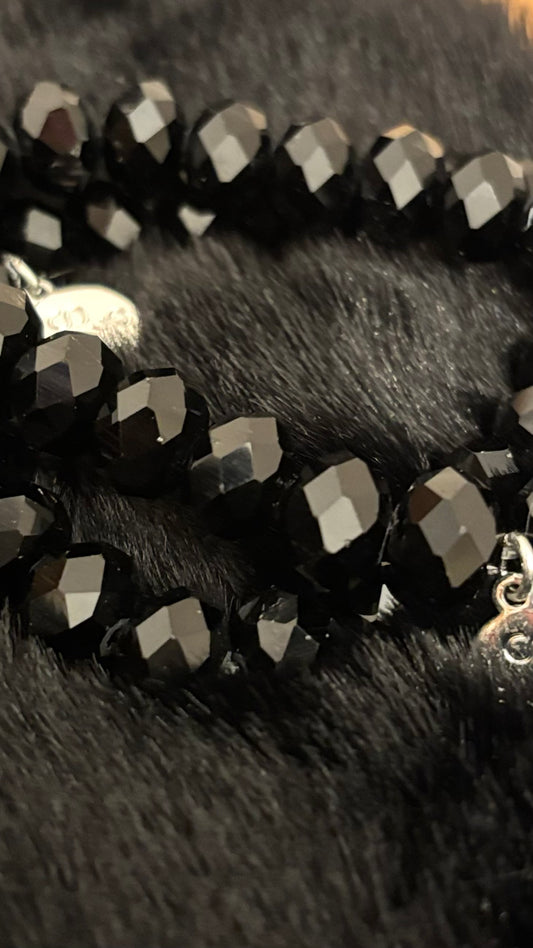 Armband mit ca. 22 facettierten Schwarzglasperlen (8 mm) auf elastischem Band. Glänzender Facettenschliff für elegante, funkelnde Looks.