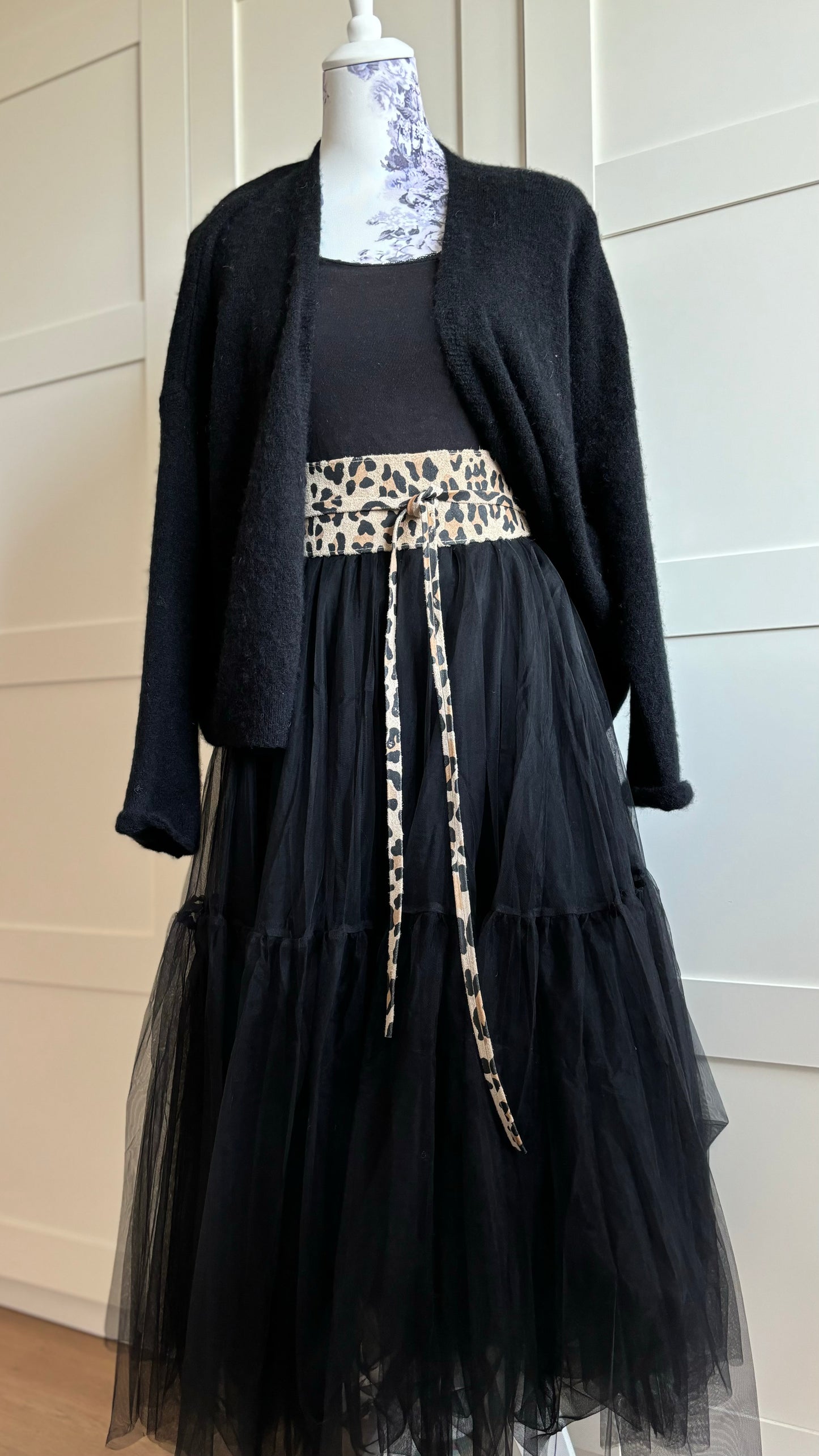 Taillengürtel aus weichem Wildleder mit Leo-Print, 8,5 cm breit, verjüngt sich zur Schnürung. Länge ca. 84 cm ohne Schnürung. Individuell anpassbar dank Schnürung, perfekt für vielseitige Outfit-Kombinationen. Stilvoller Akzent für verschiedene Looks.