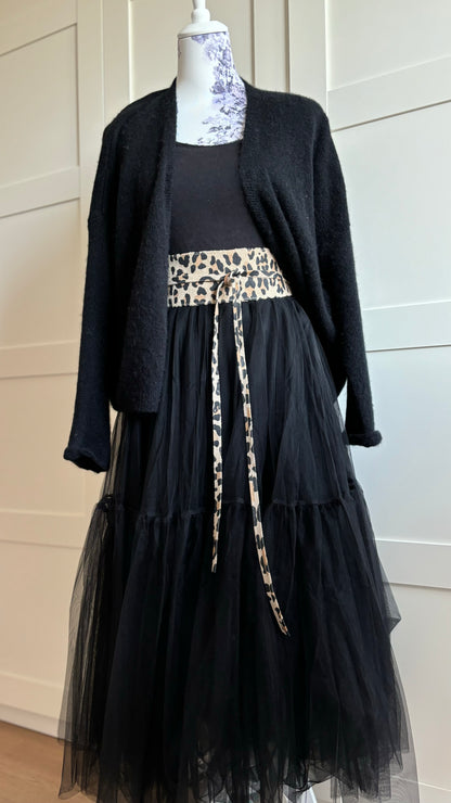 Taillengürtel aus weichem Wildleder mit Leo-Print, 8,5 cm breit, verjüngt sich zur Schnürung. Länge ca. 84 cm ohne Schnürung. Individuell anpassbar dank Schnürung, perfekt für vielseitige Outfit-Kombinationen. Stilvoller Akzent für verschiedene Looks.