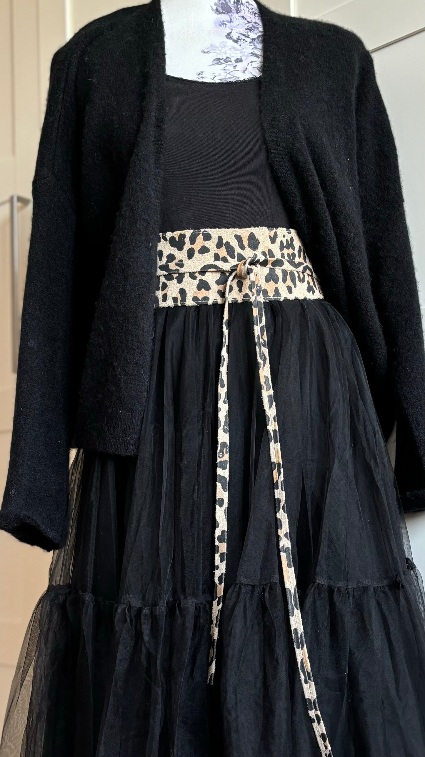 Taillengürtel aus weichem Wildleder mit Leo-Print, 8,5 cm breit, verjüngt sich zur Schnürung. Länge ca. 84 cm ohne Schnürung. Individuell anpassbar dank Schnürung, perfekt für vielseitige Outfit-Kombinationen. Stilvoller Akzent für verschiedene Looks.