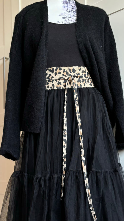 Taillengürtel aus weichem Wildleder mit Leo-Print, 8,5 cm breit, verjüngt sich zur Schnürung. Länge ca. 84 cm ohne Schnürung. Individuell anpassbar dank Schnürung, perfekt für vielseitige Outfit-Kombinationen. Stilvoller Akzent für verschiedene Looks.