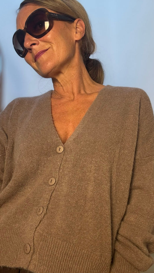 Soft Allure Cardigan aus Alpaka-Mix, Onesize, V-Ausschnitt mit Knöpfen, Rückenlänge ca. 56 cm, Achsel zu Achsel ca. 63 cm.