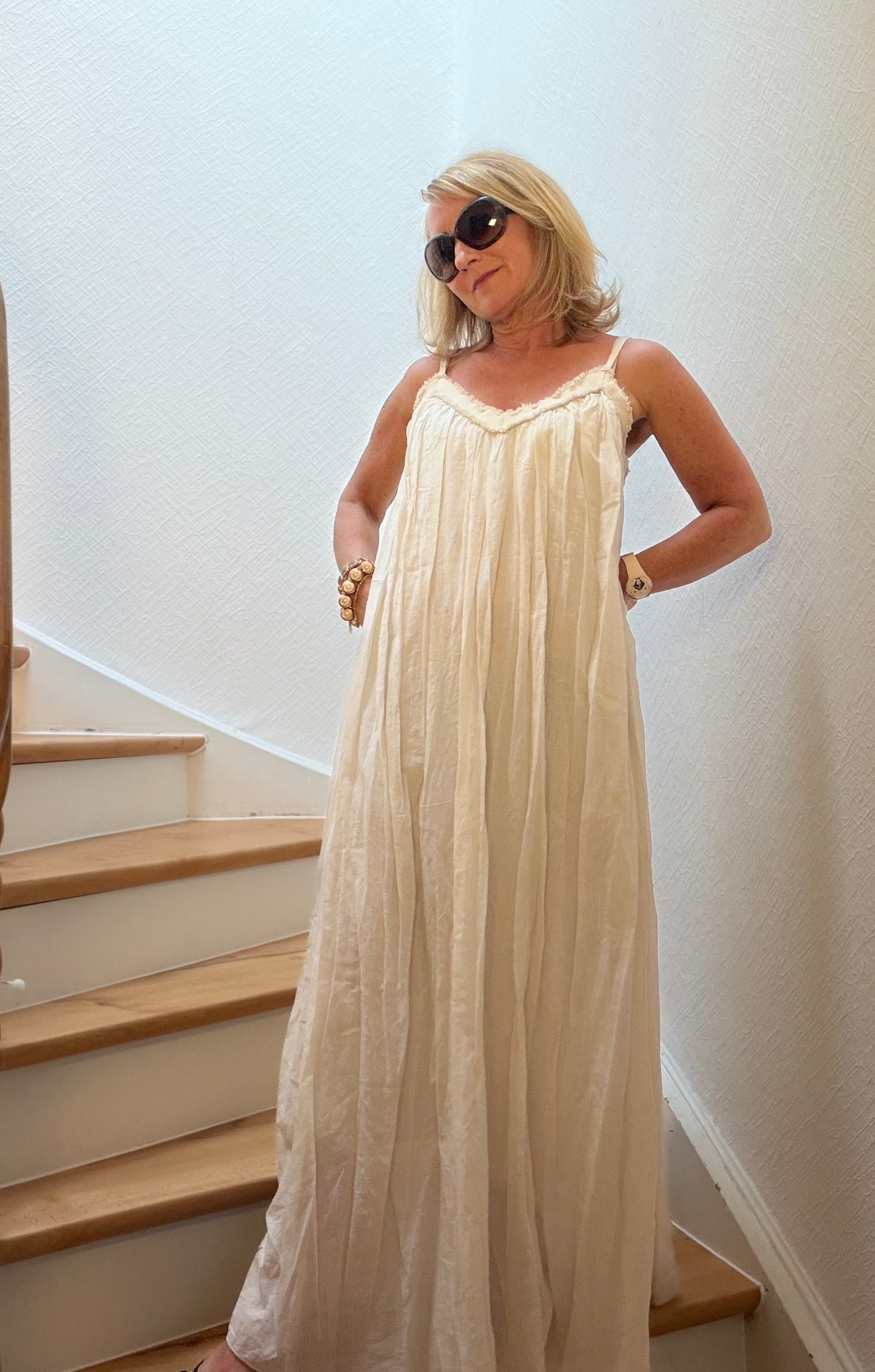 Luftiges Sommerkleid aus Baumwolle mit Spaghettiträgern und weiter A-Linie. Doppellagig verarbeitet, fließend fallend und vielseitig kombinierbar.
