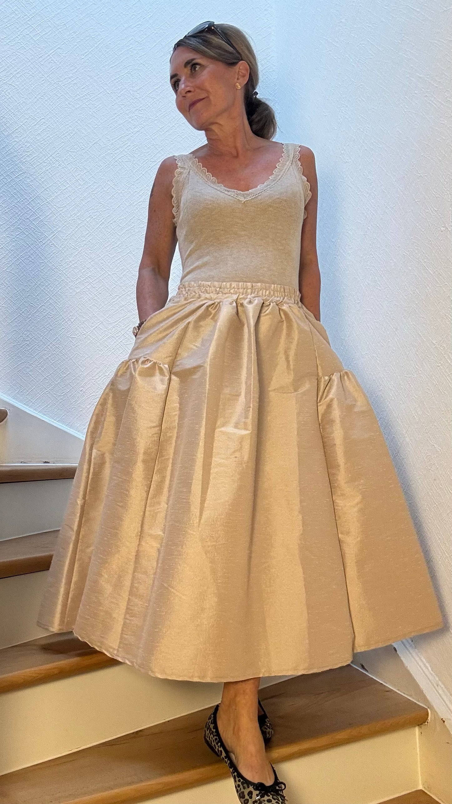 Royal Flair Taftrock mit Wildseiden-Optik, elastischem Bund, ca. 77 cm Länge, mit Eingriffstaschen. Bequem für Größen 34–42.