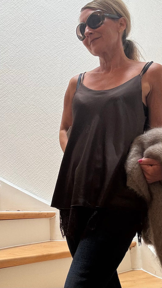 Layered Elegance Top mit Spaghettiträgern und zweilagigem Design. Zarte Spitzenlage am Saum, Länge ca. 70 cm, Ausschnitt leicht elastisch, bequem für Größen 34–38, schmale 40. Ideal für Layering oder solo auf Jeans.