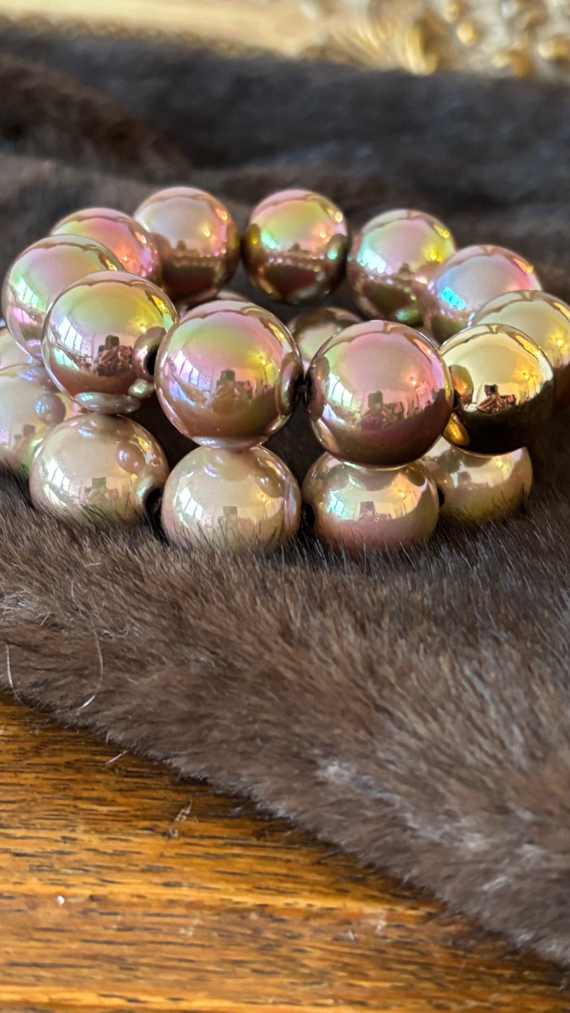 Armband mit 20-mm-Perlen in warmem Roségold-Taupe mit Rosé-Schimmer und goldener Akzentperle. Glänzende, leicht rauchige Oberfläche.