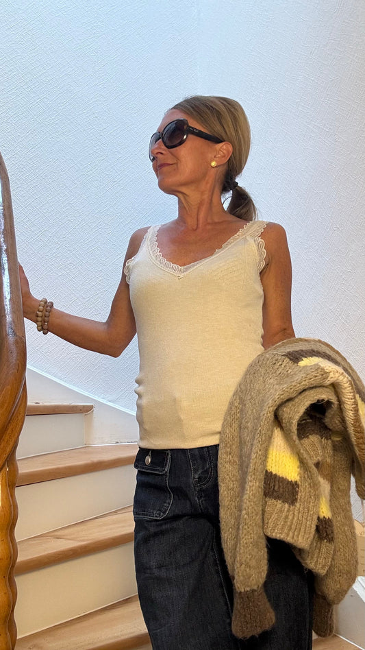 Damen-Top Elegant Essential aus geripptem Strick in Ecru mit V-Ausschnitt vorne und hinten, zarten Spitzenträgern und Spitzenrand, Länge ca. 59 cm.
