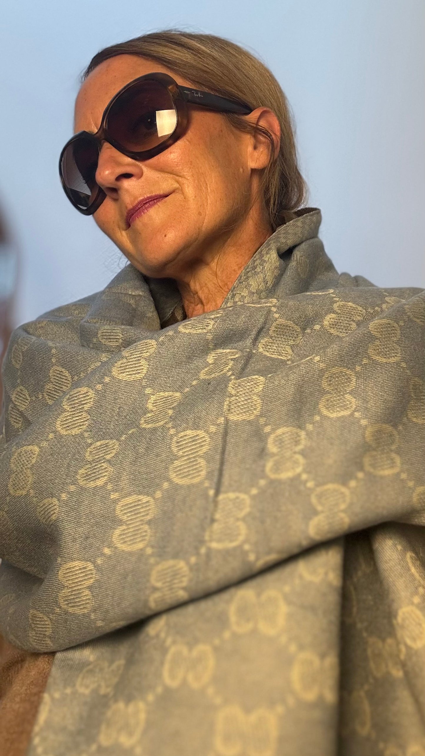 Double Face Cozy Scarf aus 100 % Viskose. Wendbar in Braun/Taupe & Blau/Creme. Weich, kuschlig & groß – ideal als Schal, Stola oder Herbst-Accessoire.