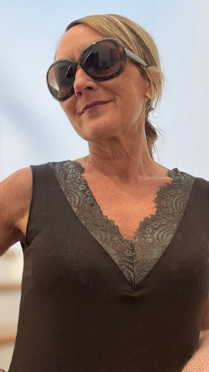 Ärmelloses Basic Top mit V-Ausschnitt und Spitzenkante aus weichem Kaschmirblend.