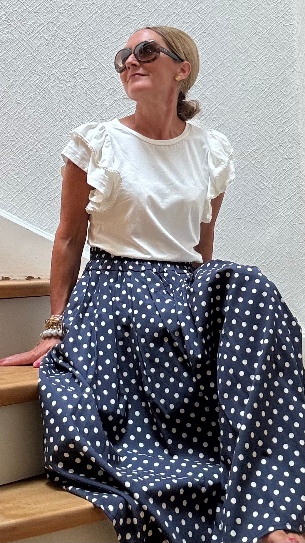 Dunkelblauer Baumwollrock mit kleinen weißen Punkten im A-Linien-Schnitt, elastischem Bund und Eingriffstaschen – Polka Bleu Skirt von Miss Lotti.