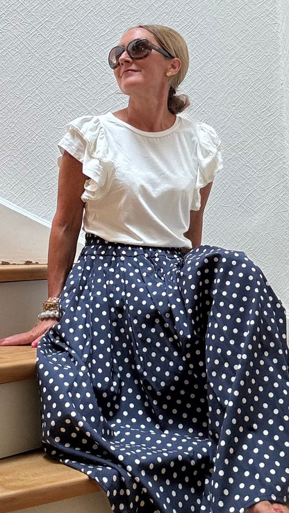Dunkelblauer Baumwollrock mit kleinen weißen Punkten im A-Linien-Schnitt, elastischem Bund und Eingriffstaschen – Polka Bleu Skirt von Miss Lotti.